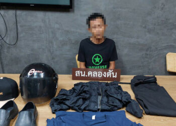 SUGIPRI bersama bahan bukti yang dirampas pihak polis. -AGENSI