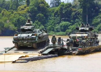 VIDEO latihan besar-besaran Tentera Darat Malaysia yang dimuat naik dalam media sosial baru-baru ini mencetuskan reaksi kurang senang seorang menteri Singapura. – IHSAN TDM