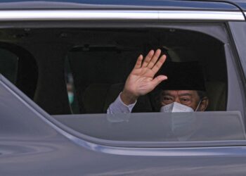 MUHYIDDIN Yassin melambai tangan kepada wartawan dan jurugambar yang menunggu ketibaan beliau di pintu masuk Istana Negara, Kuala Lumpur, semalam. – AFP