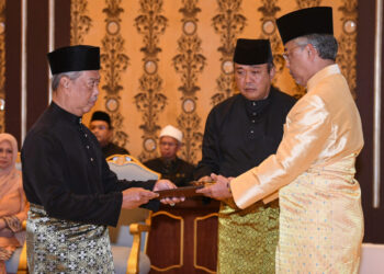 YANG di-Pertuan Agong, Al-Sultan Abdullah Ri’ayatuddin Al-Mustafa Billah Shah berkenan mengurniakan Surat Cara Pelantikan Perdana Menteri kelapan kepada Tan Sri Muhyiddin Yassin di Istana Negara, pada 1 Mac 2020. Selepas 18 bulan mentadbir kerajaan Perikatan Nasional (PN), kedudukan Muhyiddin tergugat kelmarin selepas UMNO menarik sokongan terhadap PN.