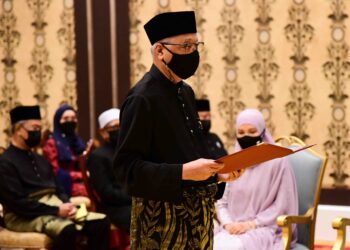 ISMAIL Sabri Yaakob pada majlis Istiadat Pengurniaan Surat Cara Pelantikan Perdana Menteri dan Mengangkat Sumpah Jawatan di hadapan Yang di-Pertuan Agong, Al-Sultan Abdullah Ri’ayatuddin 
Al-Mustafa Billah Shah di Istana Negara baru-baru ini. – AFP