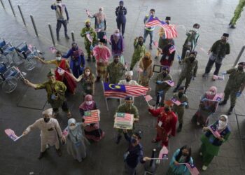 KITA sepatutnya berbangga apabila masyarakat dunia negara ini  melalui nilai-nilai yang tersemat dalam Keluarga Malaysia.-UTUSAN/ AMIR KHALID