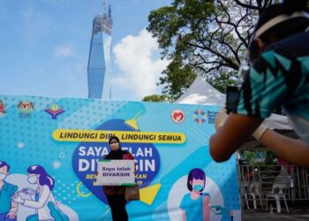 SEKITAR hujung tahun lalu, pilihan vaksin Covid-19 benar-benar terhad kepada satu atau dua jenama sahaja. – UTUSAN/AMIR KHALID