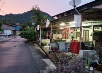 PENDUDUK di kawasan perumahan di Bukit Mertajam, Pulau Pinang mengibarkan bendera putih ekoran hilang sumber pendapatan akibat penularan Covid-19. - FACEBOOK STEVEN SIM