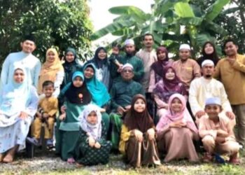 GAMBAR kenangan keluarga Said Md. Ariff pada Hari Raya Aidilfitri tahun lalu. – UTUSAN