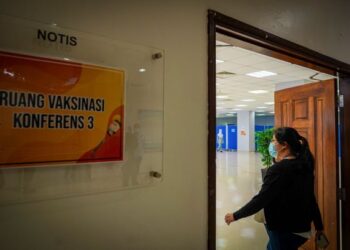 TIBA masanya negara mewajibkan vaksinasi Covid-19 dalam usaha memerangi pandemik itu, sekali gus mencapai imuniti kelompok. – UTUSAN/SHIDDIEQIIN ZON