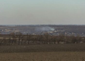 TANGKAP layar rakaman video menunjukkan kepulan asap di kawasan pinggir Soledar, timur Ukraine. - AFP