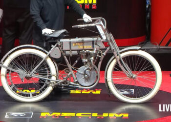 MOTOSIKAL antik Harley Davidson, Strap Tank mencatat harga jualan tertinggi dalam acara lelongan Mecum Auction di Las Vegas.-AGENSI