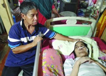 WALAUPUN menghidap kanser tekak, Tahir Al Tipah (kiri) tetap tabah menjaga Faridah Ishak yang terlantar akibat strok di Kampung Sentang, Pagar Sasak di Lipis, Pahang. – MINGGUAN/HARIS FADILAH AHMAD