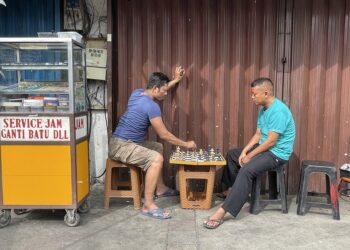 DUA peniaga sempat bermain catur di kaki lima di Jalan H. Agus Salim berhampiran Sarinah yang menjadi pemandangan biasa di Jakarta Pusat. 
– MINGGUAN/METRA SYAHRIL MOHAMED