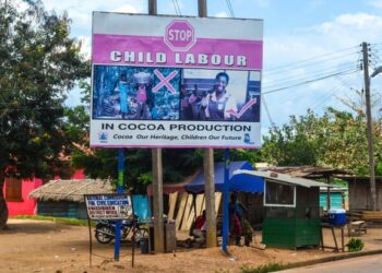 PAPAN tanda menunjukkan bantahan terhadap perhambaan kanak-kanak dalam industri koko di Ghana, Afrika. - AGENSI
