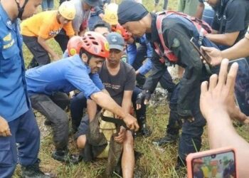 ANGGOTA bomba menangkap buaya yang ditemukan berhampiran landasan Lapangan Terbang Antarabangsa Sultan Hasanuddin. - AGENSI  