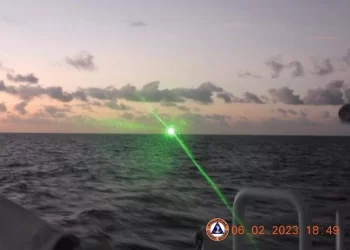 GAMBAR yang diterbitkan oleh Pengawal Pantai Filipina pada 13 Februari 2023 menunjukkan kapal Pengawal Pantai China menerangi bot Filipina dengan laser gred tentera pada 6 Februari, berhampiran Second Thomas Shoal, sebahagian daripada Kepulauan Spratly. -AGENSI