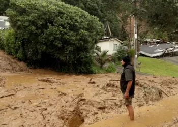 SEORANG penduduk mengharungi selut di Muriwai, Auckland selepas Taufan Gabrielle menyebabkan kerosakan besar di seluruh North Island, New Zealand. -AGENSI