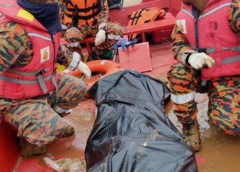 MAYAT mangsa ditemuikan lemas terapung jarak lima kilometer dari lokasi kejadian di Sungai Song, Kapit pagi tadi.