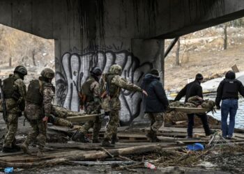 TENTERA Ukraine mengusung mayat rakan seperjuangan mereka di bandar Irpin, barat laut Kyiv, Ukraine. - AFP
