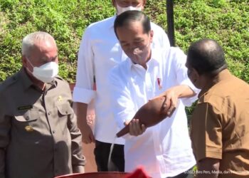 JOKO Widodo mengikuti upacara penyatuan tanah di lokasi tapak projek pembangunan ibu kota Nuasantara di Kalimantan Timur. - AGENSI