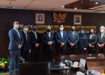 AWANG TENGAH (empat dari kanan) bersama delegasi dari Sarawak Energy Berhad dan kerajaan Indonesia pada majlis menandatangani Perjanjian Ketua atau Heads of Agreement (HoA), di Jakarata Indonesia hari ini.