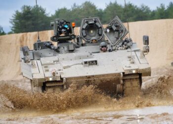 KENDERAAN berperisai Ajax Ares dipandu di kawasan latihan di Kem Bovington, barat daya England. - AFP 