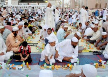 JAMUAN berbuka puasa juga dilarang di dalam masjid di Arab Saudi bagi menjaga kebersihan. -AFP