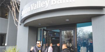 SAHAM-saham bank global terjejas berikutan kebimbangan krisis kewangan Amerika Syarikat termasuk kejatuhan Silicon Valley Bank. 
– AFP