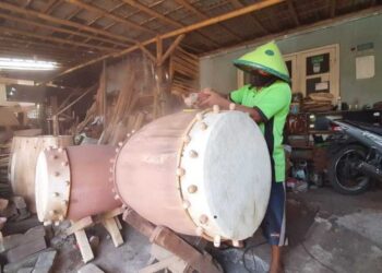 PEMBUAT beduk dari Kampung Keniten, Jawa Tengah. -KOMPAS.COM 