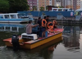ANGGOTA bomba menjalankan operasi mencari seorang lelaki yang bertindak terjun ke dalam Sungai Melaka berhampiran Jeti Taman Rempah, Banda Hilir, Melaka.