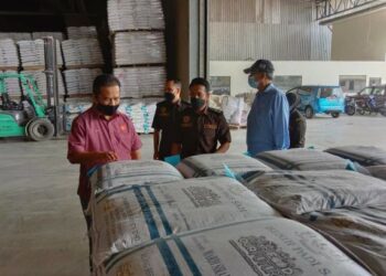 AZMAN Nasrudin (kiri) memeriksa bekalan  benih padi sah pada Ops Benih di sebuah premis di Alor Setar, Kedah baru-baru ini.