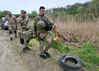 PERKHIDMATAN Kecemasan Ukraine membawa bahan letupan yang ditemukan di bandar Bucha untuk meletupkannya di tapak tentera di wilayah Kyiv. -AFP