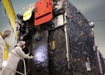 JURUTERA melaksanakan kerja di sekitar Juice ESA. – AFP