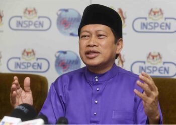 AHMAD Maslan dalam sidang akhbar selepas mengadakan Lawatan Rasmi ke JPPH di Putrajaya. - UTUSAN/FAISOL MUSTAFA