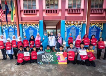 PENGAGIHAN  bantuan kewangan dan barang kelengkapan sekolah sumbangan Johor Port kepada 
SK Kampung Pasir Putih pada 28 Mac lalu.