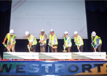 ANTHONY Loke Siew Fook (tengah) bersama Ketua Pegawai Eksekutif Westport, Eddie Lee Mun (tiga kanan) melakukan gimik pelancaran pecah tanah projek Kemudahan Penerimaan Pelabuhan Klang, dekat Pelabuhan Barat di Klang, Selangor, semalam. – UTUSAN/SADDAM YUSOFF
