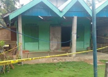 RUMAH yang menjadi lokasi abang menikam adiknya ketika mangsa cuba meleraikan pergaduhannya dengan isteri. - AGENSI