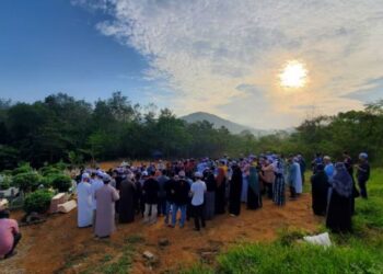 JENAZAH seorang mahasiswa USAS, Allahyarham Muhammad Nasron Aidol Munir Akbar yang terlibat dalam kemalangan maut di Ipoh, Perak, kelmarin selamat dikebumikan dekat Tanah Perkuburan Islam Jalan Kuala Kubu, Kuala Kubu Bharu di Hulu Selangor, Selangor, hari ini. - UTUSAN / MOHAMAD ATHIR ISMAIL