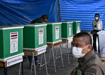 SEORANG penduduk membuang undi di pusat pengundian di Bangkok, Thailand semalam.-AFP