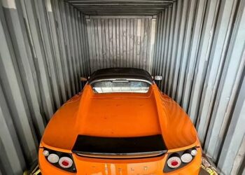 SATU daripada tiga kereta Tesla model Roadster yang tersadai di pelabuhan China selama 13 tahun.-AGENSI