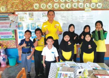 NOORAZLAN Ahmed@Mat bersama-sama lapan pelajarnya bergambar bersama-sama di di SK Tebing Rebak di Bagan Datuk, baru-baru ini. -UTUSAN/AIN SAFRE BIDIN