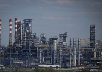KILANG penapisan minyak milik syarikat Gazprom Neft di pinggir tenggara Moscow, Russia. - AFP   