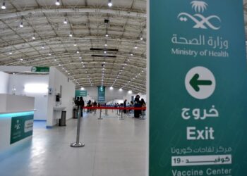 ARAB Saudi memansuhkan peraturan pemakaian pelitup muka di kawasan tertutup. - AFP