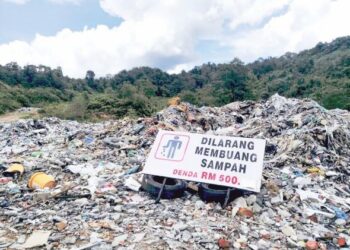PELBAGAI jenis sampah sarap dibuang pihak tidak bertanggungjawab di sebuah tapak haram yang beroperasi di Ulu Choh, Iskandar Puteri di Johor. - UTUSAN/MOHAMAD FAIZAL HASHIM