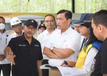 LUHUT Binsar Pandjaitan (dua dari kanan) dan Ketua Penguasa Nusantara, Bambang Susantono meninjau projek pembangunan di Kalimantan Timur.-AGENSI