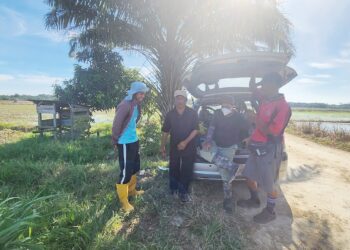 PESAWAH muda berbincang mengenai masa depan mereka yang ketika ini disifatkan berada pada taraf kemiskinan di Paya Sepayang di Rompin, Pahang.