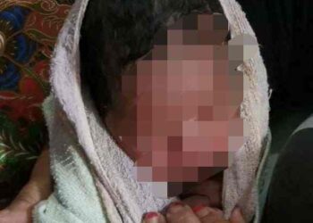 BAYI baharu lahir yang dibuang di bawah kolong rumah di Kampung Sapat, Papar semalam