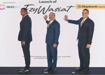 MOHAMED RAFIQUE MERICAN (tengah) pada majlis pelancaran EzyWasiat di Kuala Lumpur, semalam.