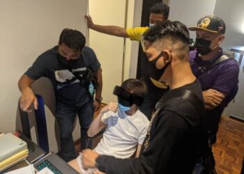 POLIS Melaka menahan 11 individu dengan jumlah pertaruhan direkodkan sebanyak RM136,000. - UTUSAN/DIYANATUL ATIQAH ZAKARYA