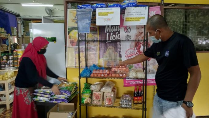 Suami isteri tetap bantu orang lain walaupun diri sendiri susah
