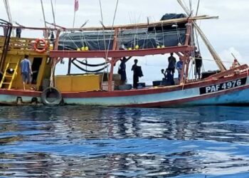 BOT nelayan tempatan dan kru warga Vietnam yang ditahan penguatkuasa Maritim Malaysia Pahang menerusi Op Makmur di perairan timur Kuala Kuantan, Pahang. - IHSAN MARITIM PAHANG