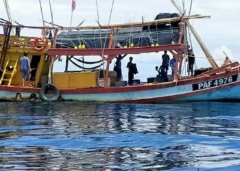 BOT nelayan tempatan dan kru warga Vietnam yang ditahan penguatkuasa Maritim Malaysia Pahang menerusi Op Makmur di perairan timur Kuala Kuantan, Pahang. - IHSAN MARITIM PAHANG