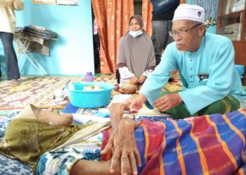 WAN Mat Zain  Wan Yusof (kanan) menziarahi Mek Nab di Kampung Laut, Tumpat, Kelantan. 
– UTUSAN/ROHANA ISMAIL